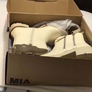 Mia Chunky Cream Ankle Heel  Side Zipper Boots Size 8 New In Box